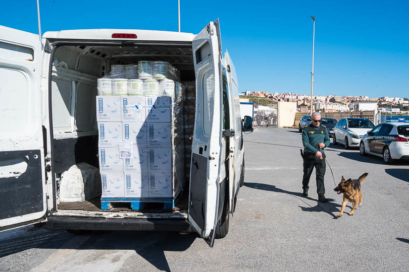 El primer camión de mercancías que cruza por la Aduana Comercal de Ceuta-8