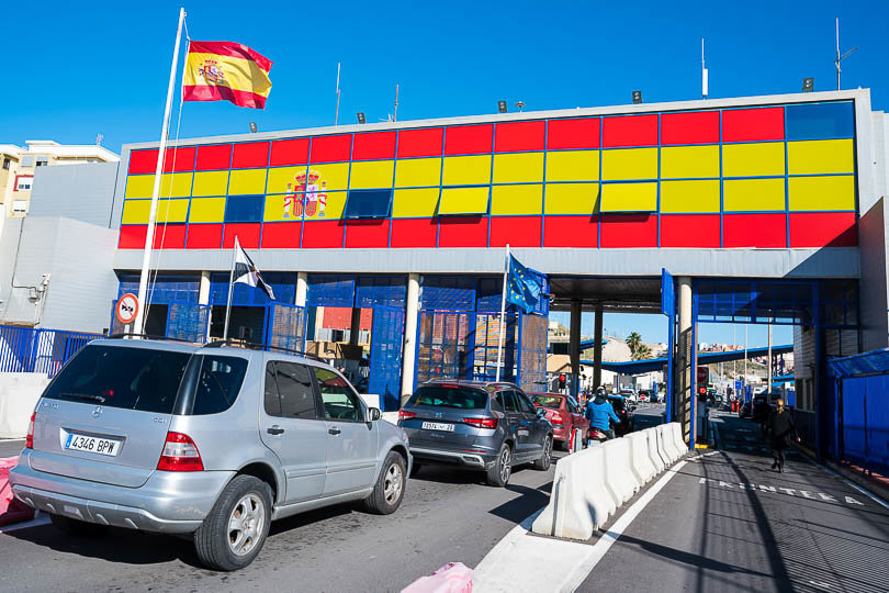 El primer camión de mercancías que cruza por la Aduana Comercal de Ceuta
