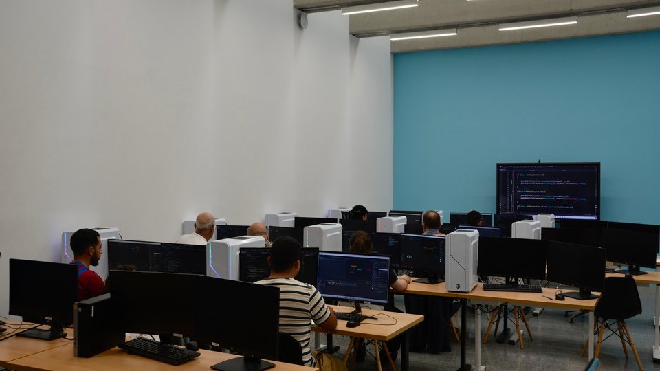 Un aula de El Ángulo, durante una de las sesiones del curso de desarrollo de videojuegos de Ceuta Open Future