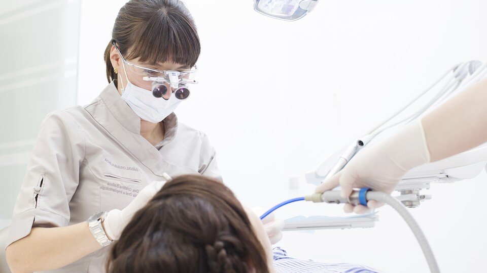 Una mujer, en la consulta de una dentista
