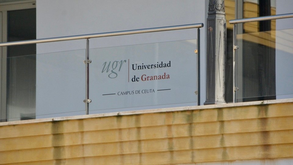 UGR Universidad de Granda campus valla logo