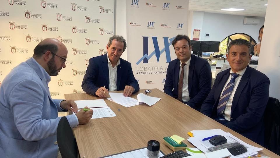 Momento de la firma del convenio entre el Colegio de Farmacéuticos de Ceuta y la aseguradora Caser.