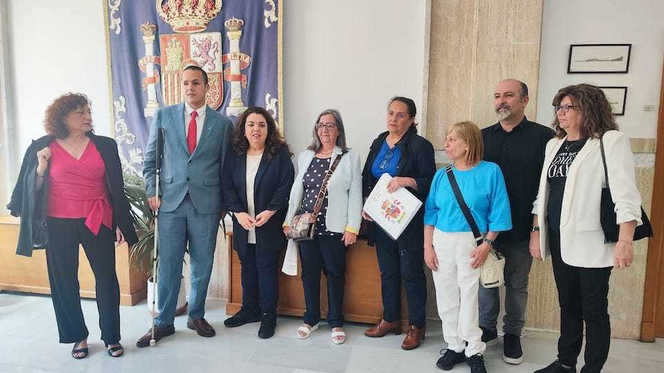 Representantes del CERMI entregan a la delegada de Gobierno, Cristina Pérez, una copia accesible del Artículo 49 de la Constitución