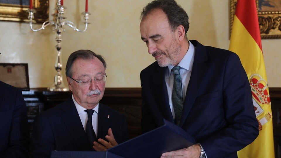 Juan Vivas, haciendo entrega de un escudo de Ceuta a Manuel Marchena
