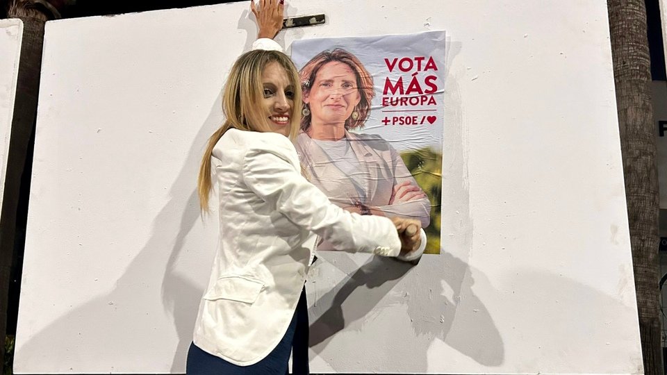 PSOE pegada carteles Samia Abdelkader elecciones europeas 2024