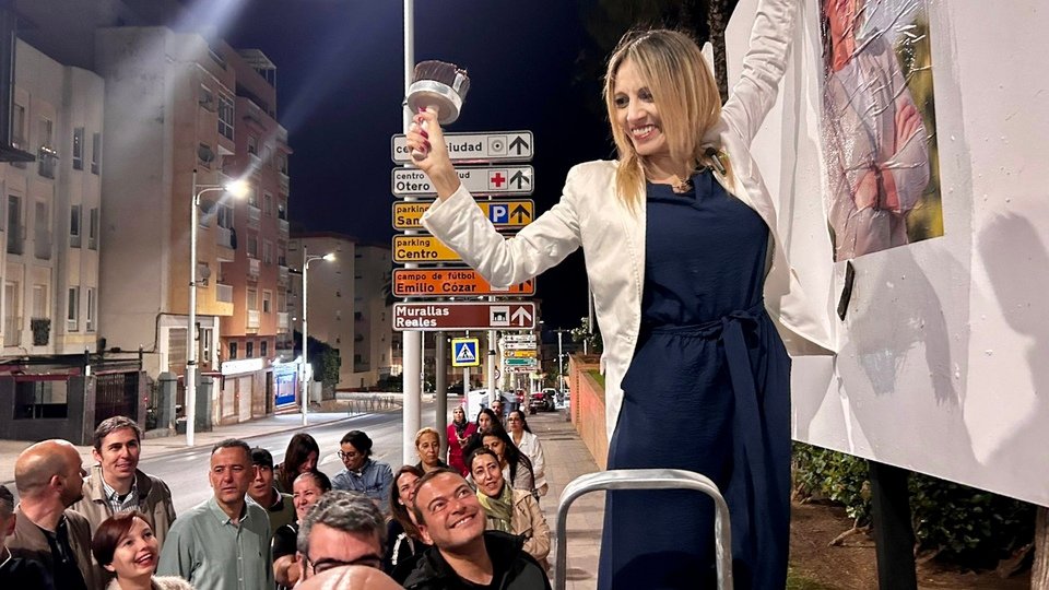 PSOE pegada carteles Samia Abdelkader elecciones europeas 2024