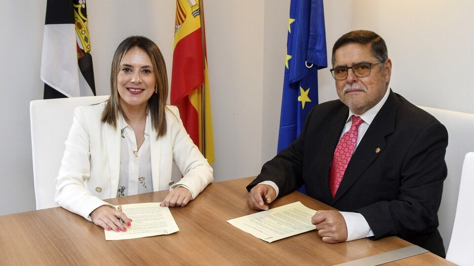 Pilar Orozco y el presidente de la Sociedad Cultural Amigos de la Música de Ceuta, durante la firma de un convenio