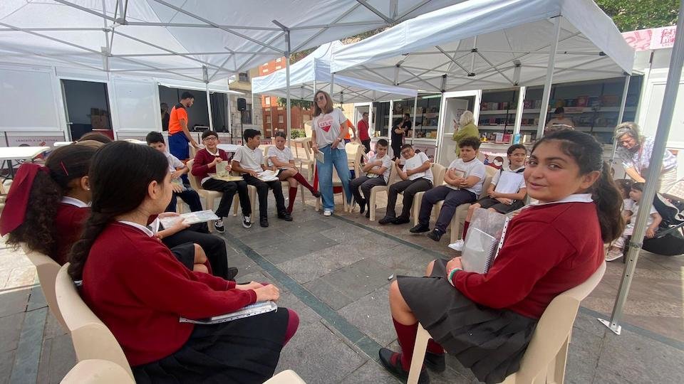 Los alumnos del Vicente Aleixandre durante su tertulia literaria en la Plaza de los Reyes.