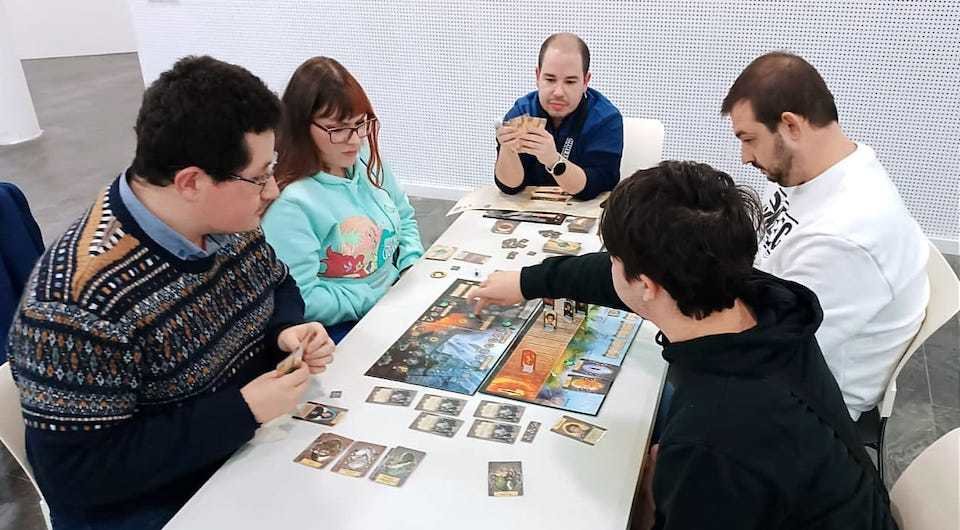 Varias personas juegan a juegos de mesas con la Asociación 'El Solitario'