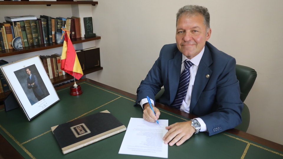 Enrique Roviralta firma el cago como presidente del Colegio de Médicos de Ceuta.