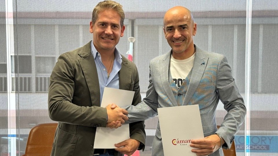 Karim Bulaix y el CEO de Var Group, tras firmar un acuerdo
