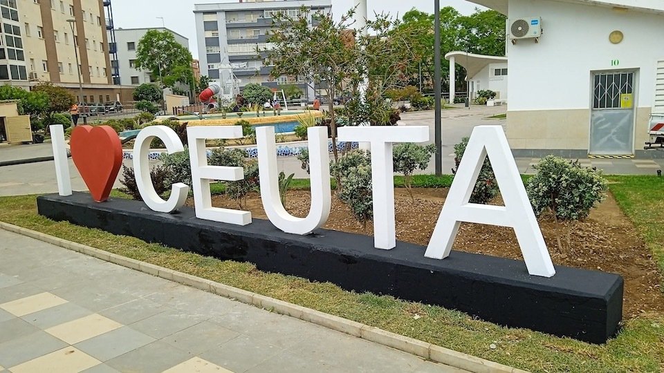 Letrero de gran formato 'I love Ceuta', en la barriada de San José.