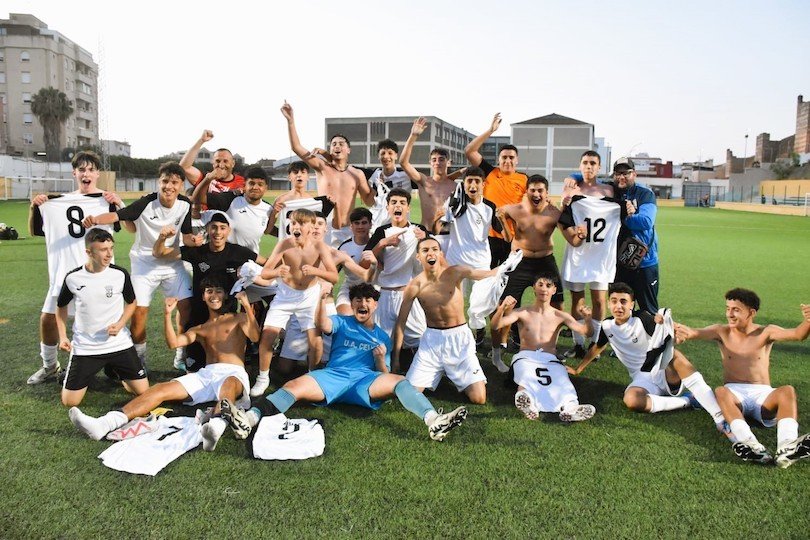El Deportivo ceutí celebrando el título cadete.