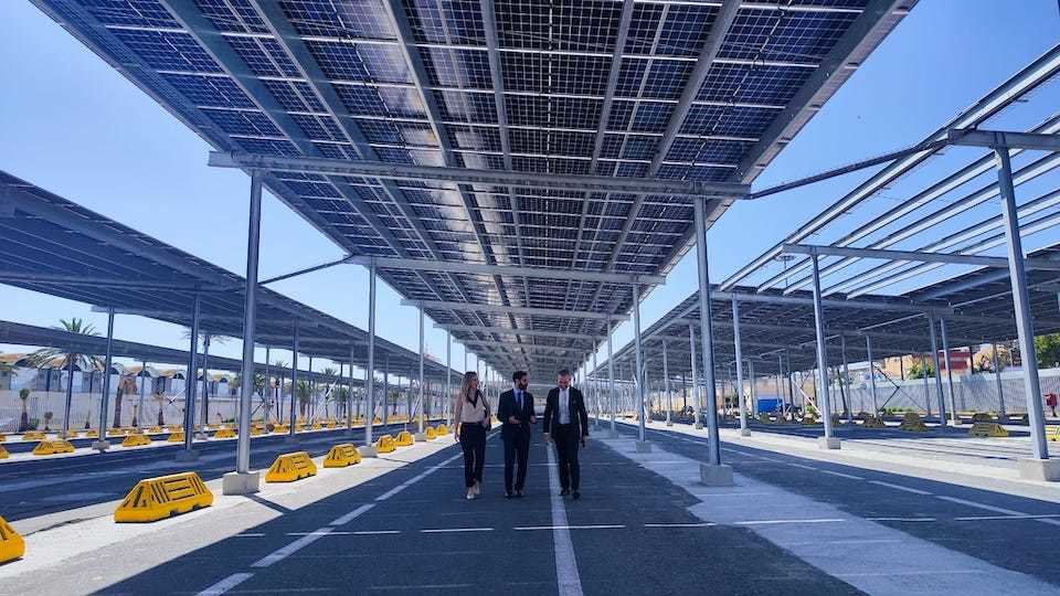 Cristina Zafra, Rafael Peñalver y Manuel Gómez,  planta fotovoltaica del Puerto