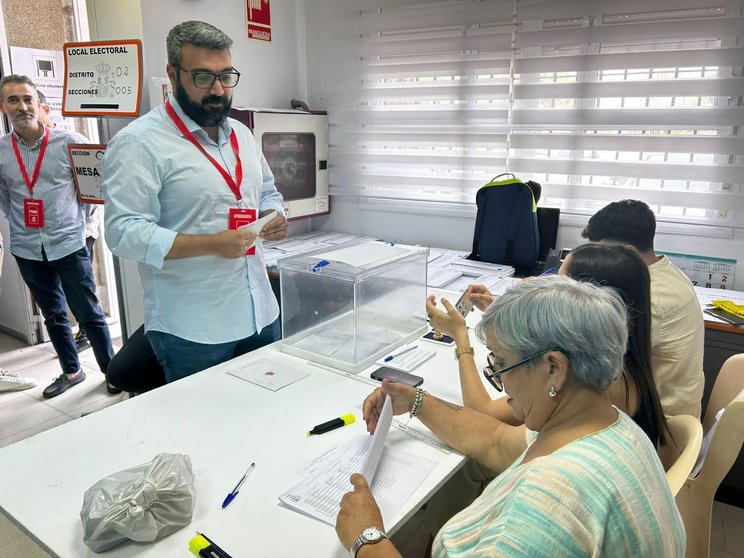  Melchor León vota en su colegio electoral 