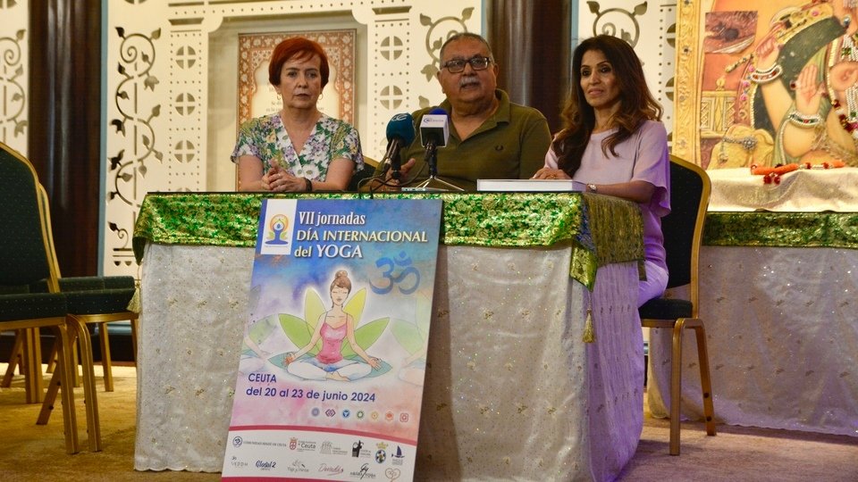 Presentación VII Jornadas Día Internacional Yoga Comunidad Hindú Ramesh Chandiramani Edith Rivas Pamela Kishore