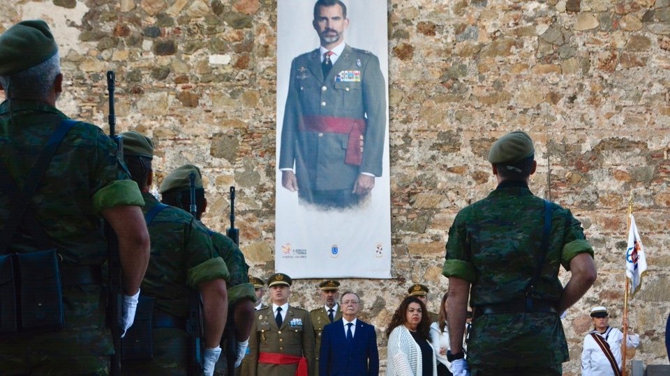 Ejército Comandancia militares izado bandera nacional aniversario proclamación Felipe VI rey 2024
