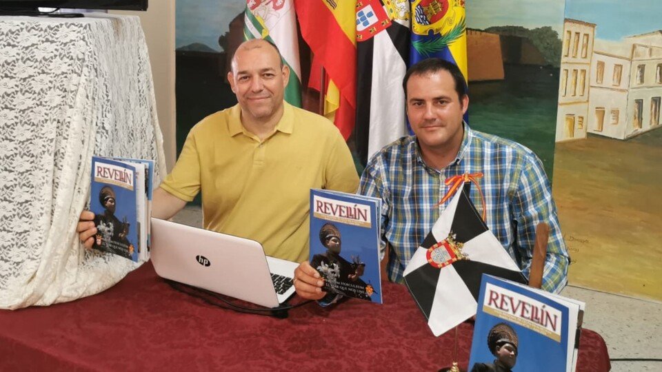 Agustín del Valle y Alejandro Ávila, durante la presentación del décimo número de la revista 'Revellín'