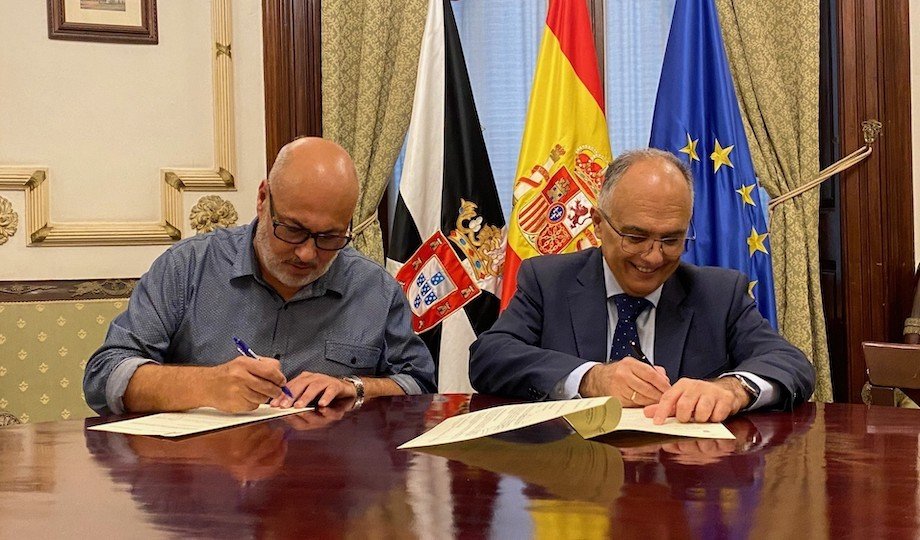 Firma del convenio entre Cruz Roja y la Ciudad.