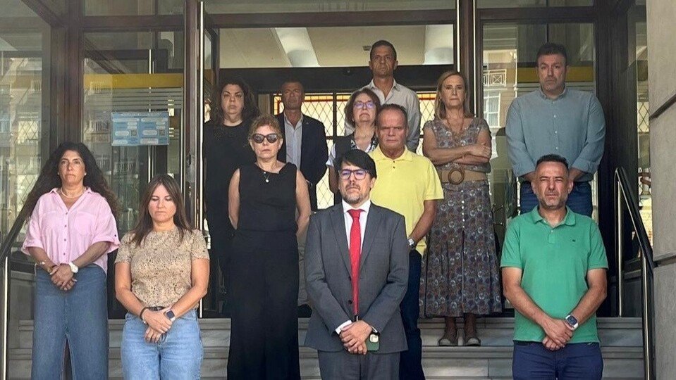 Cristina Pérez y varios funcionarios de la Delegación del Gobierno, durante un minuto de silencio